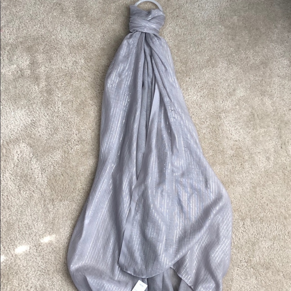 ⭐️NWT old navy scarf, grey and silver